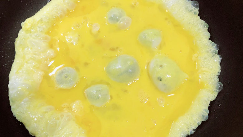 咖喱蛋炒饭,倒入鸡蛋液翻炒均匀。