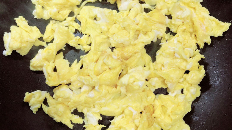 咖喱蛋炒饭,鸡蛋炒好盛出待用。