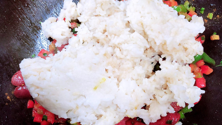 咖喱蛋炒饭,放入米饭，用锅铲轻轻翻炒，将米饭铲散开。
