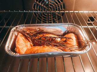 奥尔良烤鸡翅,将鸡翅放入提前200度预热的烤箱，烤20分钟，