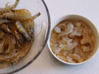 五彩福袋, 将虾取出肉，去除虾线后切成小段。