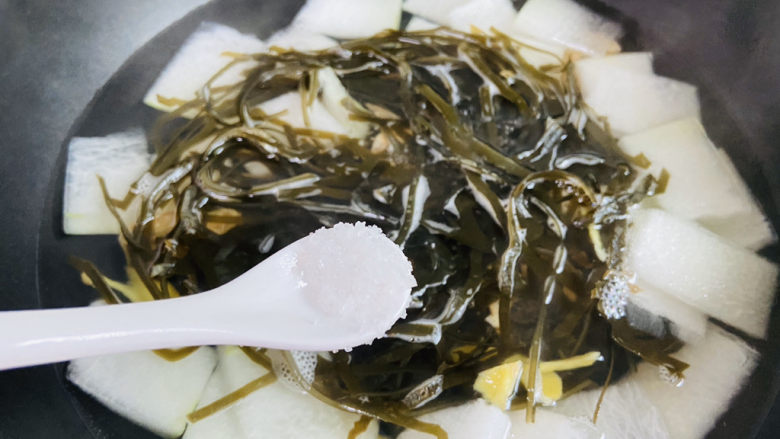 海带冬瓜汤,加入1小茶匙盐搅拌均匀