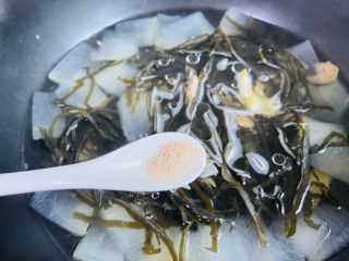 海带冬瓜汤,适量白胡椒粉搅拌均匀
