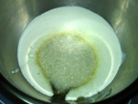 杏仁牛轧糖,将细砂糖，水麦芽，淡奶油，倒入锅中