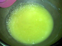 杏仁牛轧糖,不断搅拌，颜色透明，液体沸腾