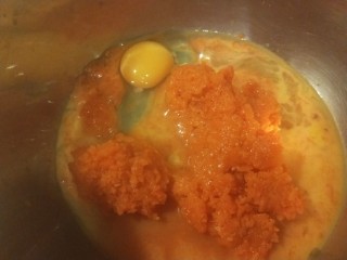 南瓜蒸糕,蒸好的南瓜压成泥，加入白糖，鸡蛋。