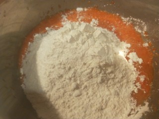 南瓜蒸糕,加入面粉搅拌均匀。