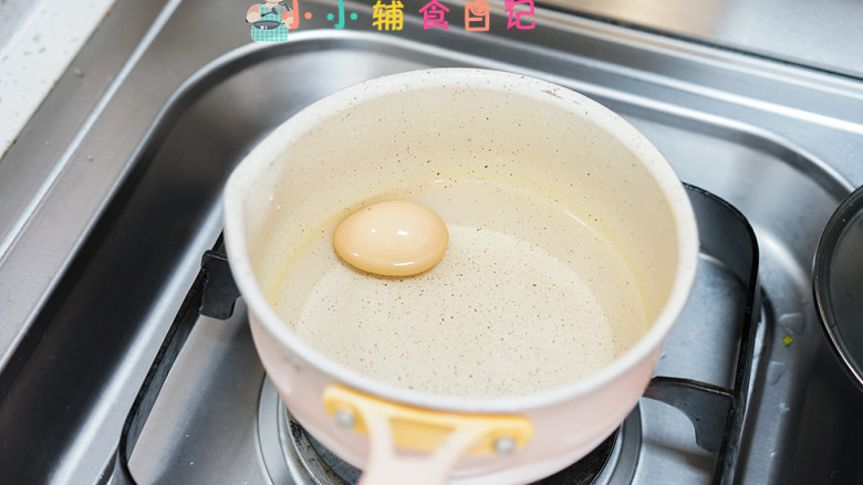 7个月以上蛋黄西蓝花粒粒面,鸡蛋冷水下锅煮，水要末过鸡蛋3/4的位置，煮十分钟焖一会，一定要完全煮熟