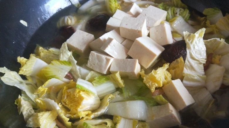 豆腐丸子汤,加入适量水烧开。