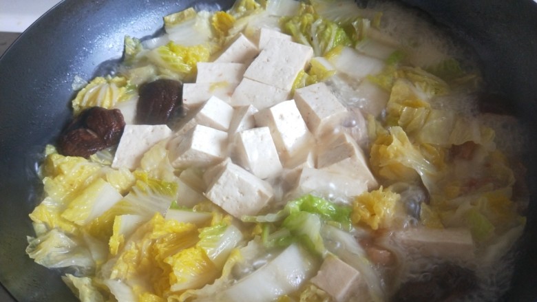 豆腐丸子汤,白菜煮软翻均匀。