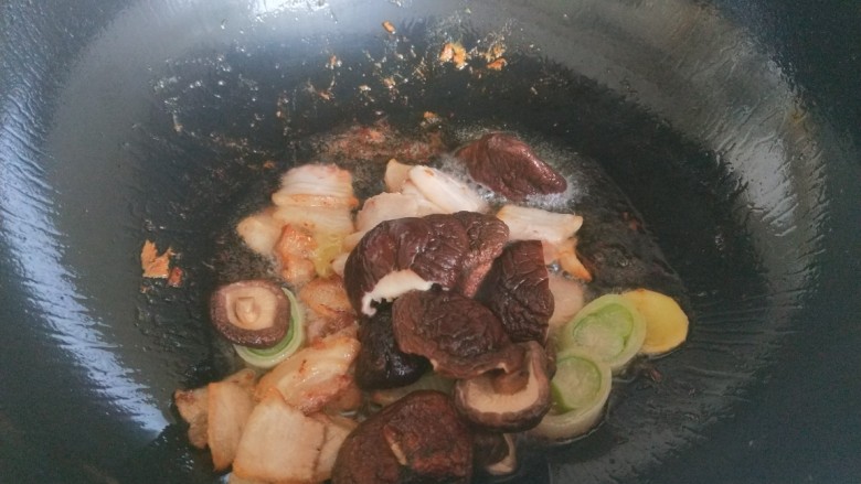 豆腐丸子汤,加入香菇炒均匀。