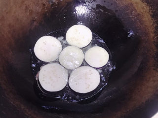 鱼香茄饼,锅里油烧至67成热。把茄饼粘一下水淀粉在下锅炸。