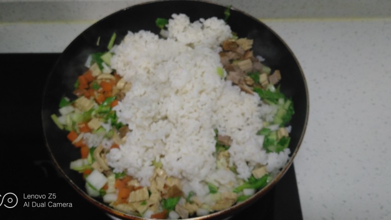 牛肉、鸡肉、腐竹、蔬菜炒米,放入大米