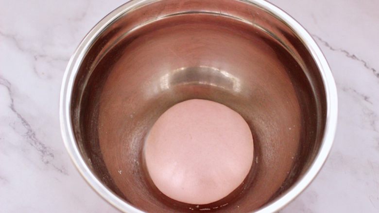 手工红椰菜扇贝饺子,用手慢慢和成光滑的面团，盖上保鲜膜静置半个小时。