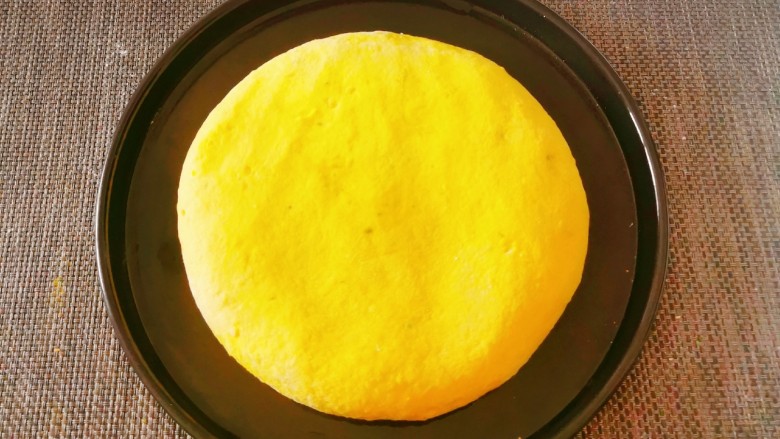 南瓜蒸糕,底盘刷一层食用油  面团整理成圆形   摆放底盘中间