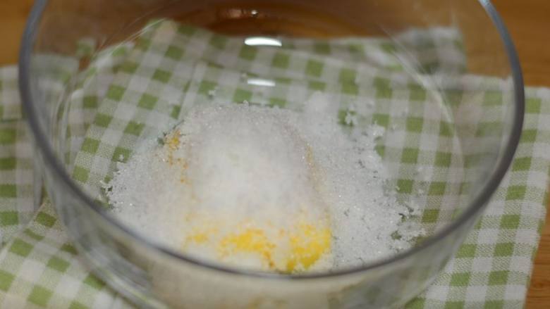 香酥夹心杏仁球,加入细砂糖和盐。