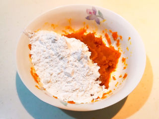 脆皮南瓜饼,趁热在南瓜泥里面加入糯米粉