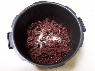 脆皮南瓜饼,在煮熟的红豆里面加入白糖，搅拌均匀后把红豆压成红豆泥