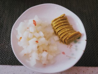 咖喱蛋炒饭,酸萝卜条切小丁 咖喱块切片