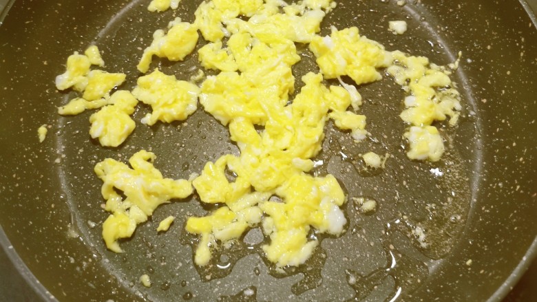 咖喱蛋炒饭,起油锅 油热放入鸡蛋液  将鸡蛋炒碎 盛出备用