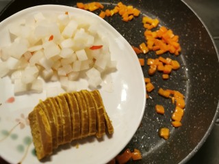咖喱蛋炒饭,胡萝卜丁炒软后放入酸萝卜和咖喱