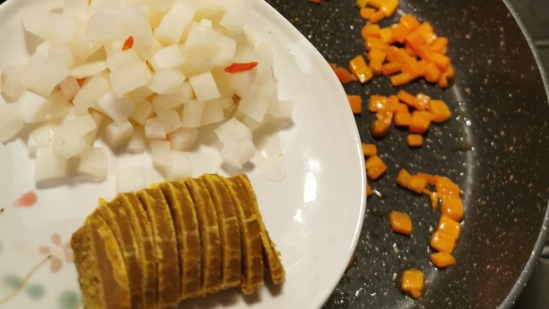 咖喱蛋炒饭,胡萝卜丁炒软后放入酸萝卜和咖喱
