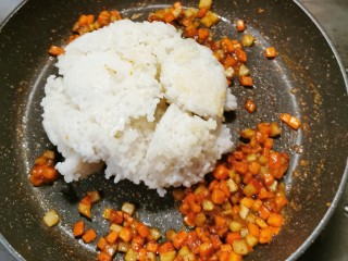 咖喱蛋炒饭,放入米饭