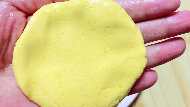 脆皮南瓜饼,取出少量南瓜糯米团，滚圆压平，包入红豆沙馅儿。