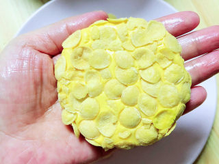脆皮南瓜饼,将红豆沙包好后，压成饼状，在饼四周粘上一层玉米脆片。