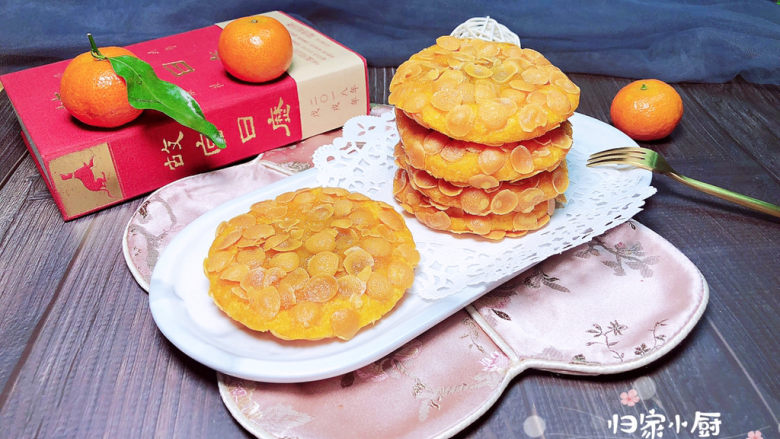 脆皮南瓜饼,一盘漂亮的、香甜软糯的脆皮南瓜饼就上桌了！