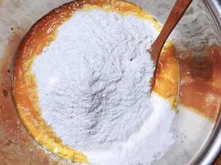 脆皮南瓜饼,加入糯米粉，搅拌均匀。