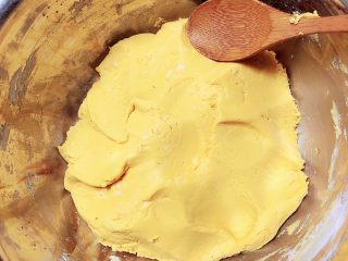 脆皮南瓜饼,将南瓜糯米团和好待用。