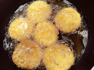 脆皮南瓜饼,中火炸至金黄色，翻面继续炸至金黄色。