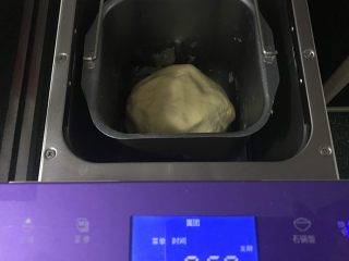 玉米面窝窝头,然后用面包机把它们揉成光滑面团，结束后，面包机会自动进入发酵状态