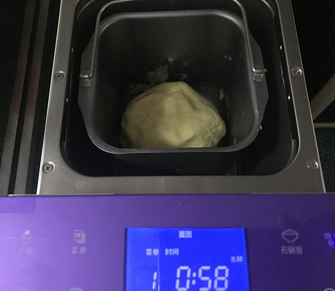 玉米面窝窝头,然后用面包机把它们揉成光滑面团，结束后，面包机会自动进入发酵状态