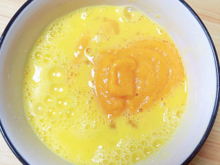 南瓜鸡蛋羹,鸡蛋液中加入南瓜泥。