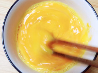 南瓜鸡蛋羹,将南瓜蛋液搅拌均匀。