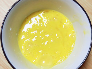 南瓜鸡蛋羹,将鸡蛋打散搅拌均匀。