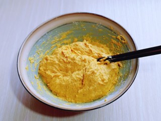 南瓜蒸糕,用筷子搅拌均匀成絮状，之后分次加入牛奶， 最后成为较黏稠糊状，搅拌起来比较吃力的那种即可。