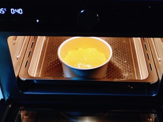 南瓜蒸糕,放入蒸烤箱中进行发酵，35度发酵40分钟。(室温发酵也可以，盖上保鲜膜)