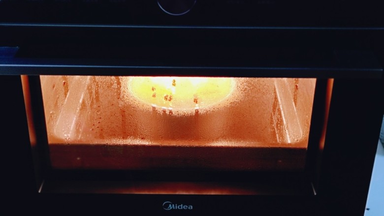 南瓜蒸糕,再次入蒸烤箱中层，鲜嫩纯蒸功能，温度为100°、时间30分钟！结束后焖5分钟再取出。