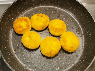 脆皮南瓜饼,一面煎至定型 颜色金黄