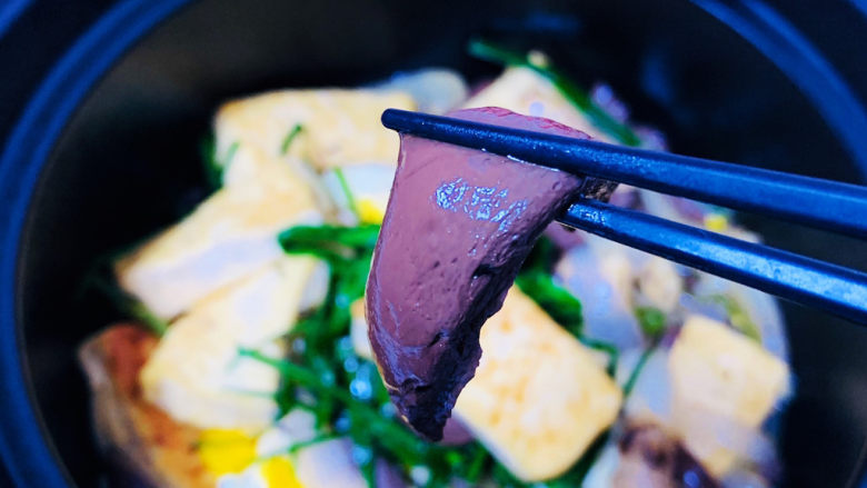鸭血烧豆腐,美味又营养健康的鸭血烧豆腐，出锅啦！