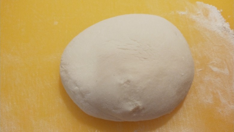 糯米蛋黄芝麻饼,在把面团揉光滑。做成和饺子剂子一样。