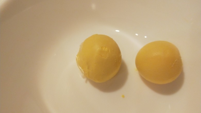 糯米蛋黄芝麻饼,取出来蛋黄备用。