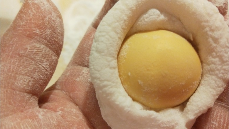 糯米蛋黄芝麻饼,包成圆球状。