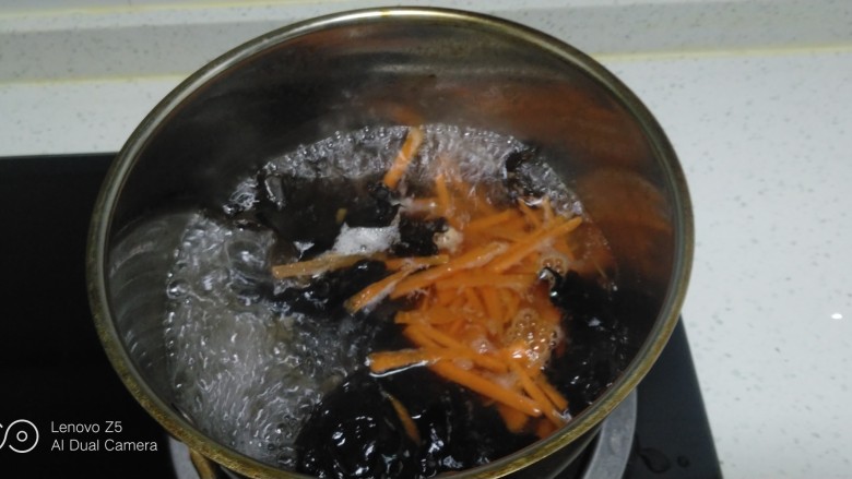 凉拌木耳、胡萝卜、海石花,放入胡萝卜焯水30秒