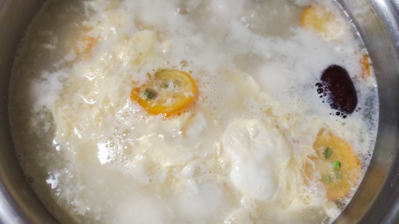 金桔米酒汤圆酿,等水开后，倒入打散的鸡蛋~