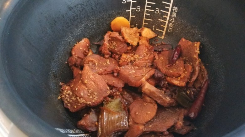 手撕牛肉干,蒸好的牛肉干直接可以吃。