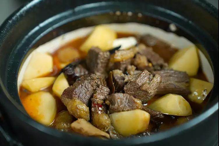 红烧牛腩,当牛肉煮至软烂后，放入土豆块，焖煮20分钟左右。